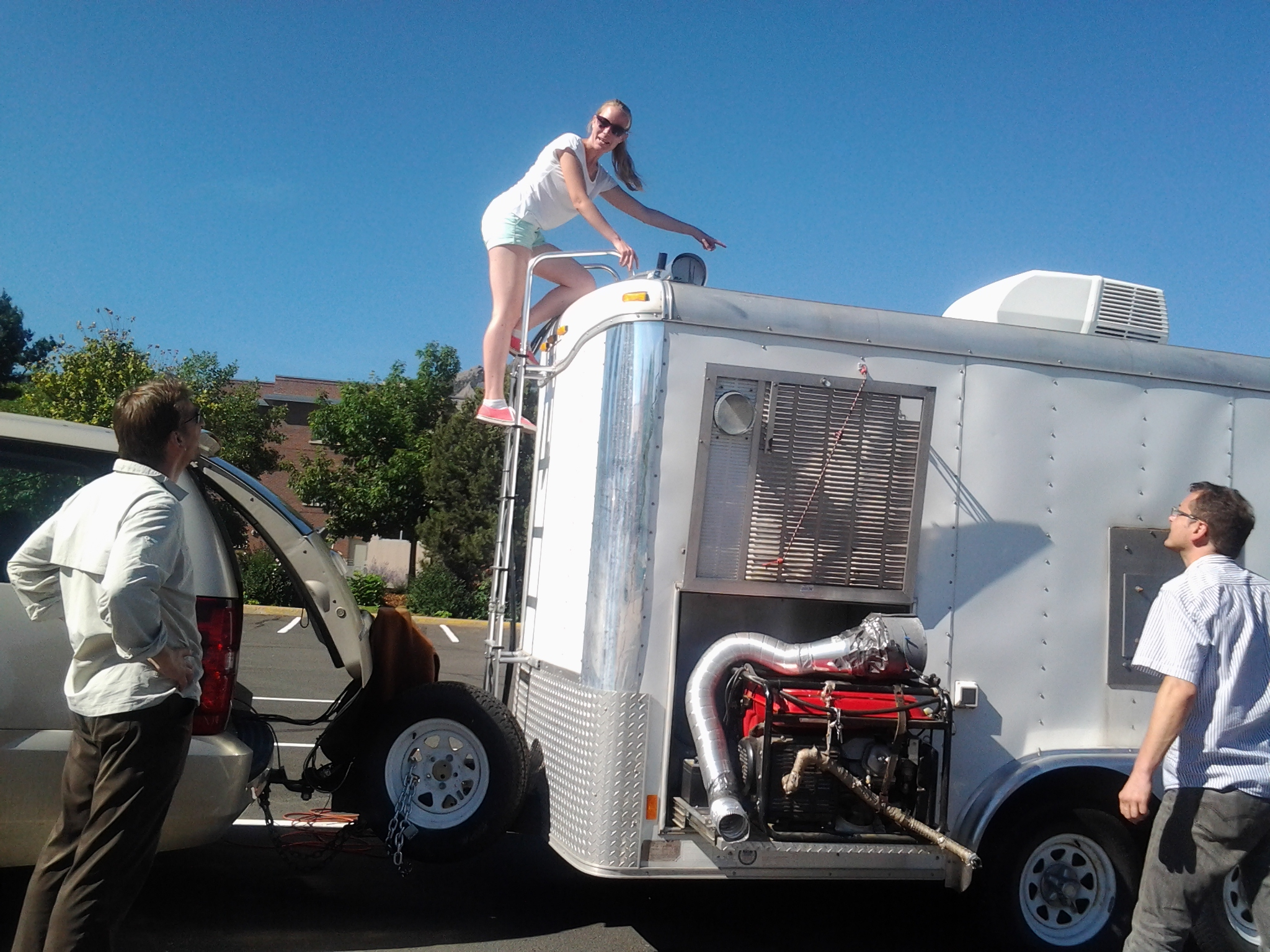 Rainer_Volkamer_CU_Boulder_research_team_with_trailer.jpeg