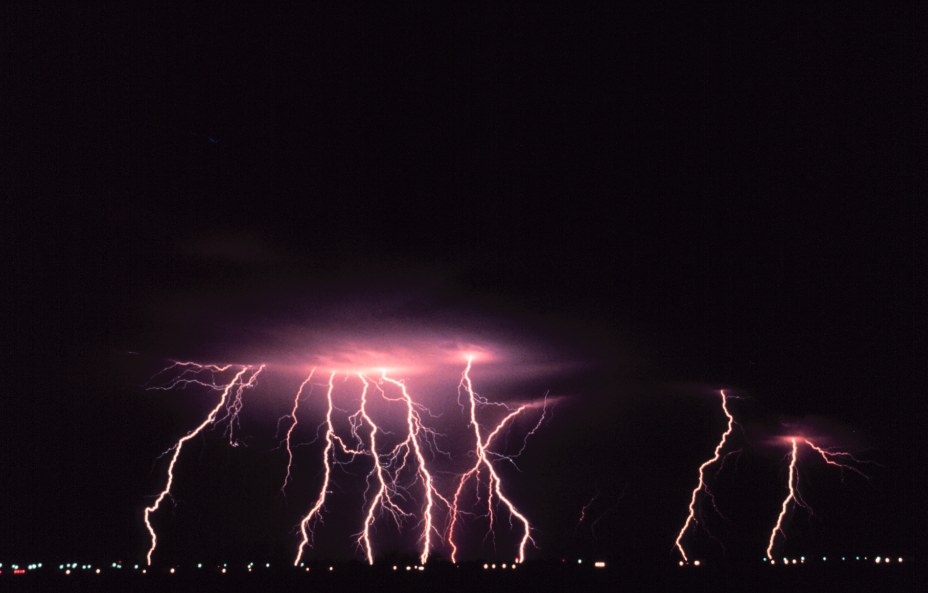 cloud-to-ground_lightning2_-_noaa_f33cdc56-9a98-43b8-9536-82db09fc977f.jpg