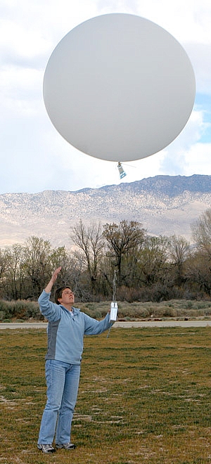 weather_balloon_launch_di01537_300x660.jpg